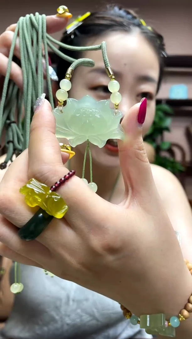 岫玉未镶嵌吊坠多样性发货发其中之一