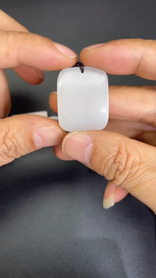 颈饰未镶嵌和田玉707309#和田玉黑山白平安无事牌吊坠多人