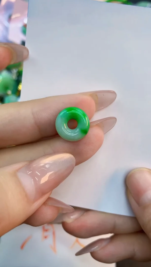 翡翠未镶嵌颈饰1