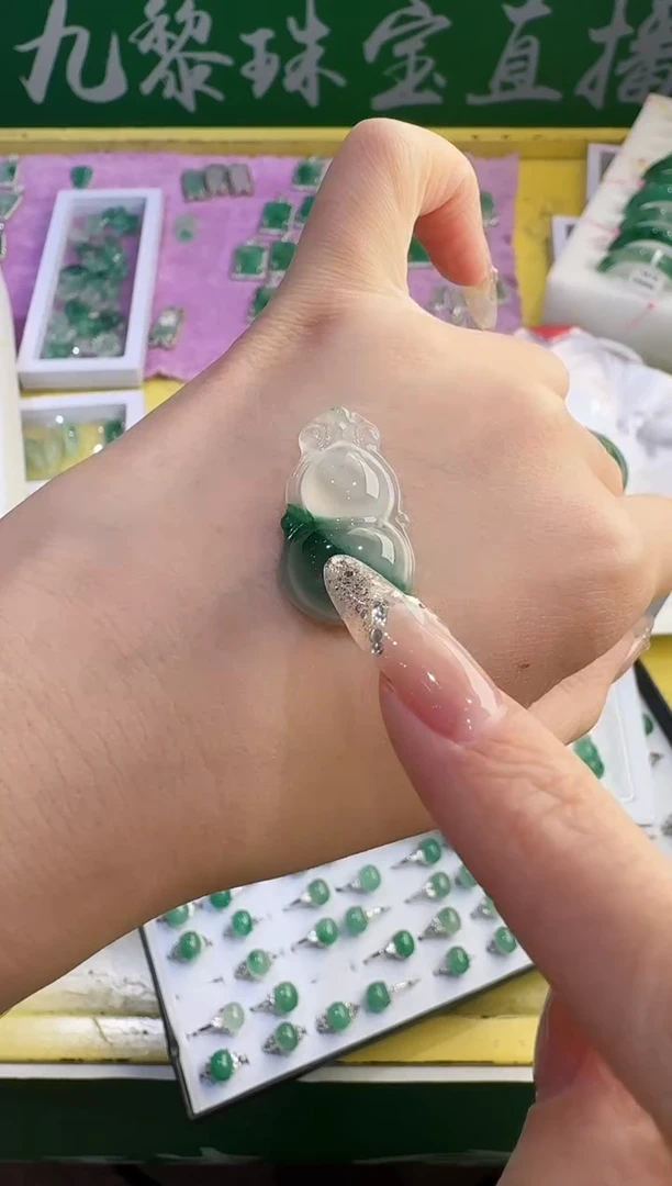 【闪购商品】石英质玉手镯未镶嵌1