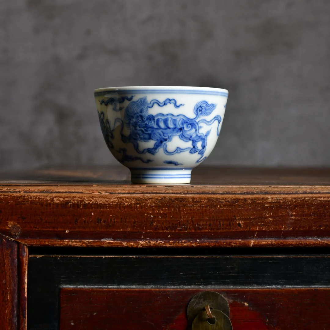 启承窑青花狮子戏绣球杯复古主人杯手绘