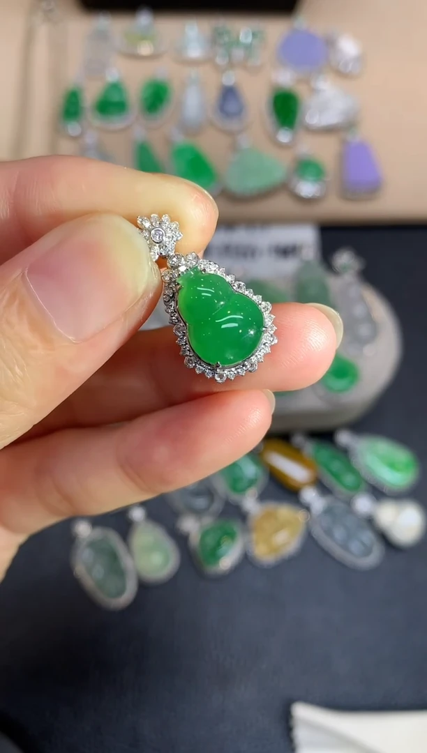 颈饰18K金镶嵌翡翠葫芦【无服务费