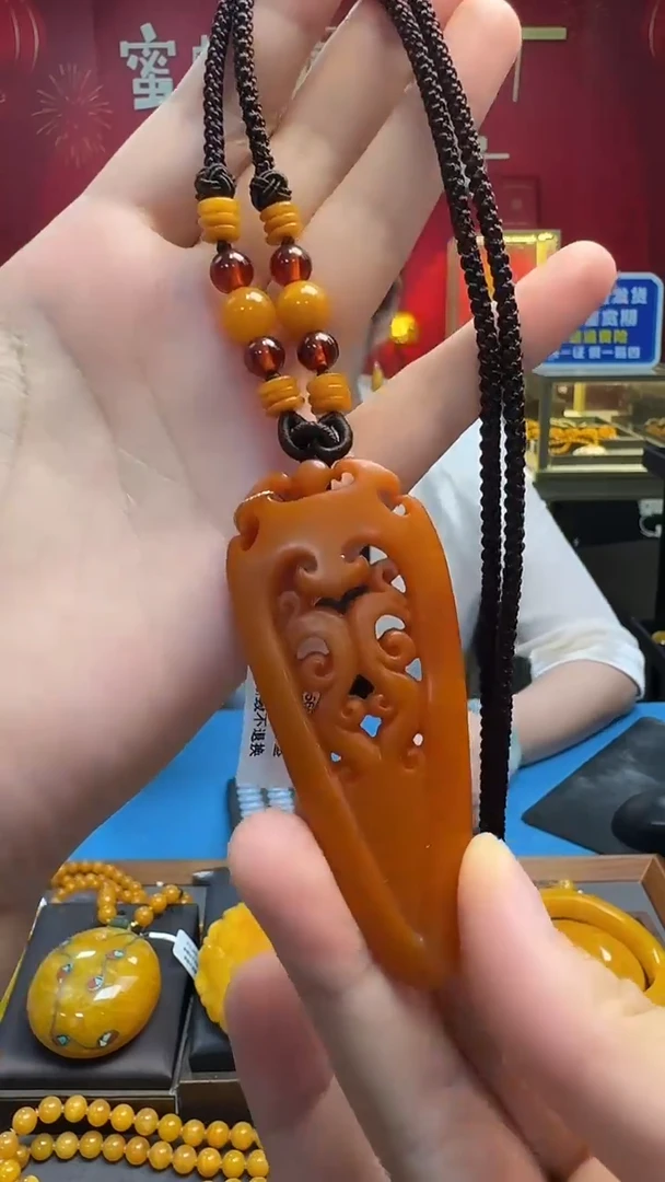 蜜蜡吊坠(赠链)未镶嵌蜜蜡雕刻件（送链子）