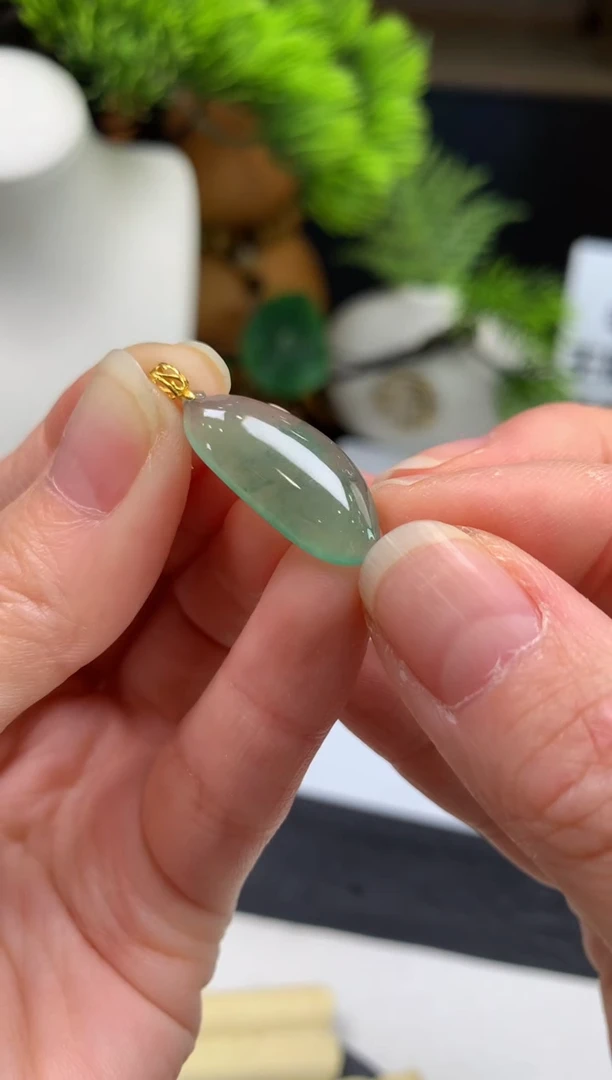 颈饰18K金镶嵌翡翠半*烟---111340