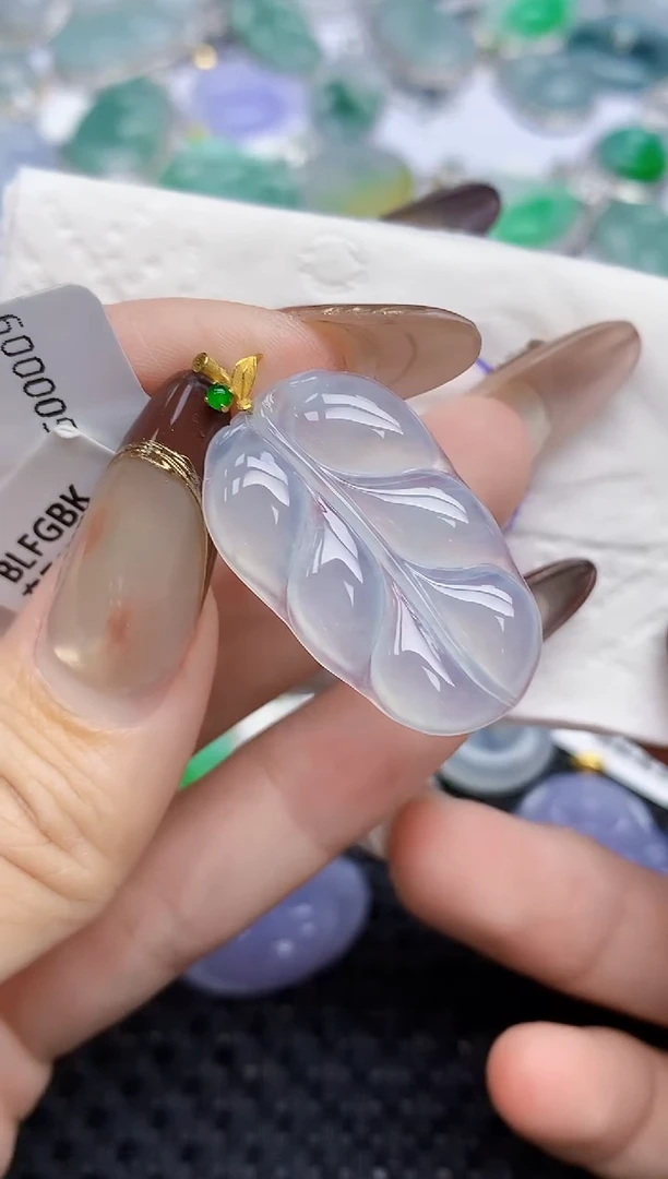 颈饰18K金镶嵌翡翠   天然翡翠A货  百元以上9米证书费自理