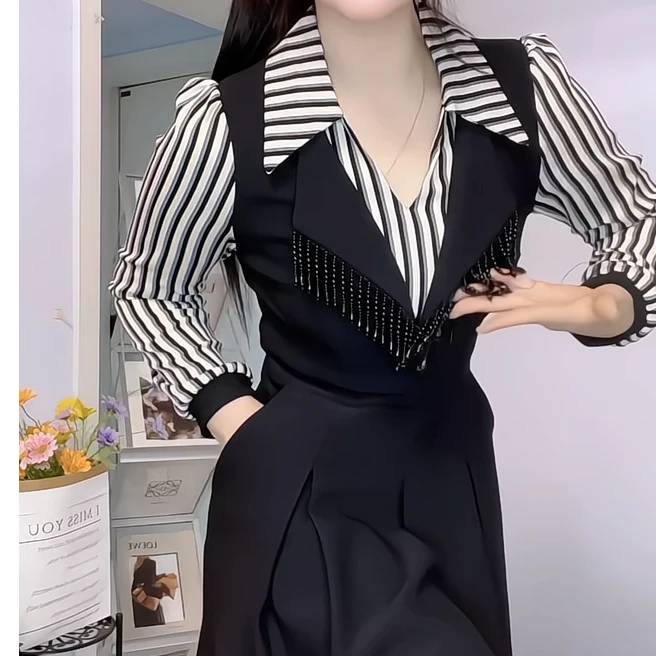 春季拼接休闲风翻领连衣裙设计感百褶条纹收腰遮肚显瘦