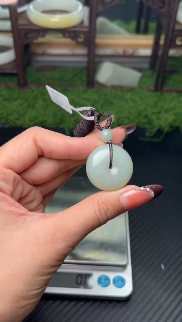 吊坠(赠链)未镶嵌和田玉且末微色差近矿平安扣