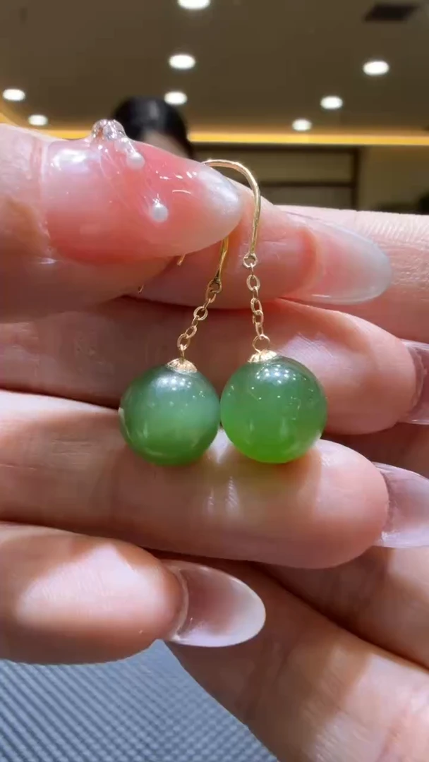 颈饰18K金镶嵌和田玉耳饰一对