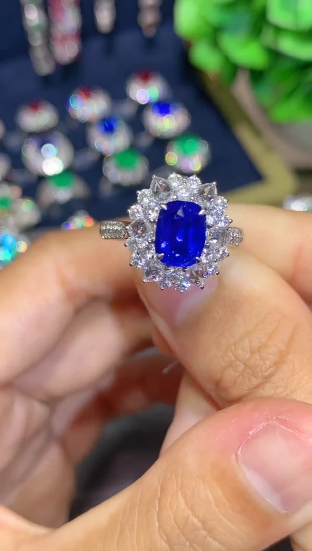 戒指蓝宝石18K金镶嵌2.13ct 皇家蓝