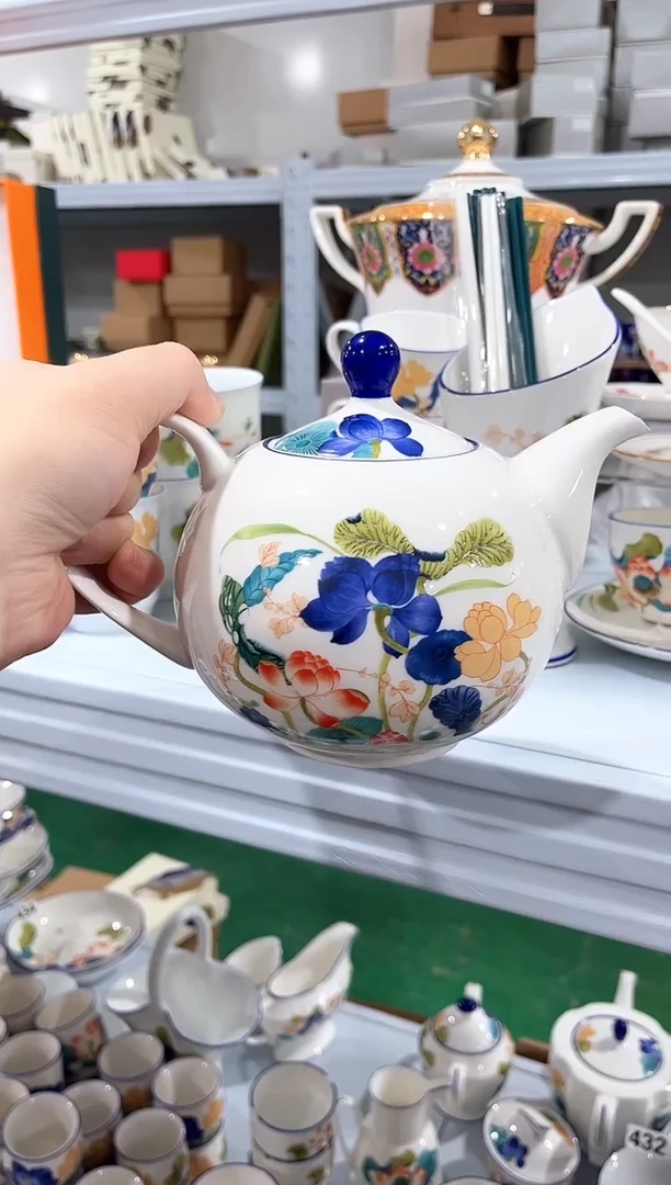 其他陶瓷（简装）荷花壶一个