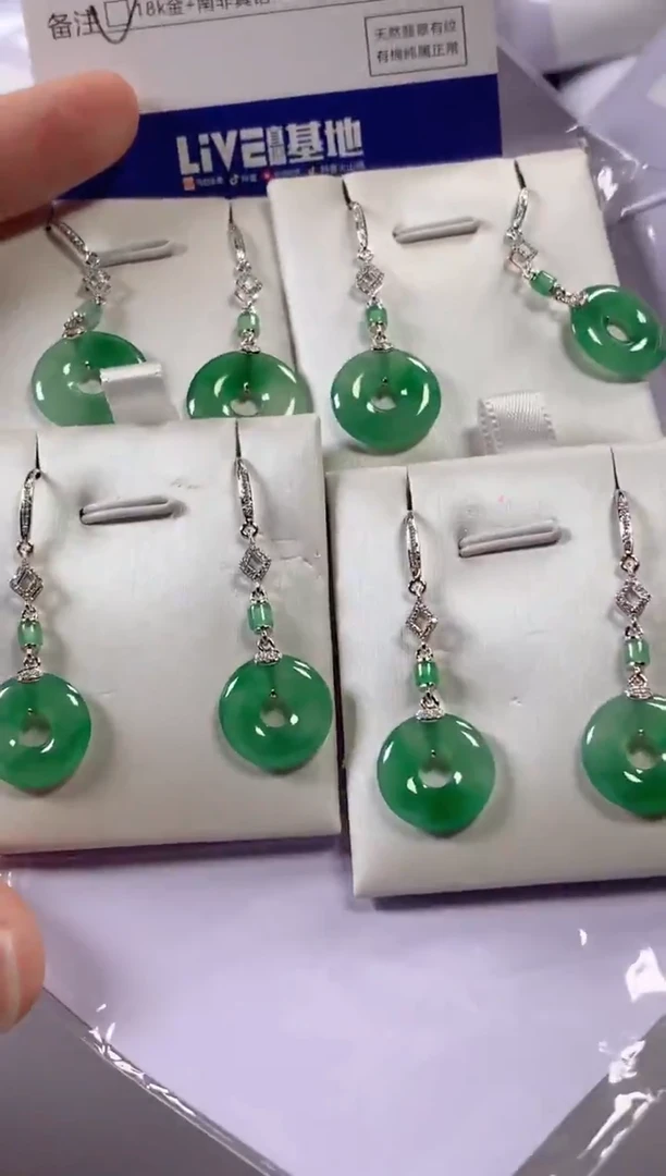 颈饰18K金镶嵌翡翠多样性发货，发一件