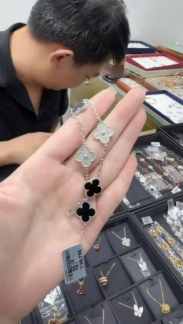 手链18K金镶嵌钻石熊猫手链BG