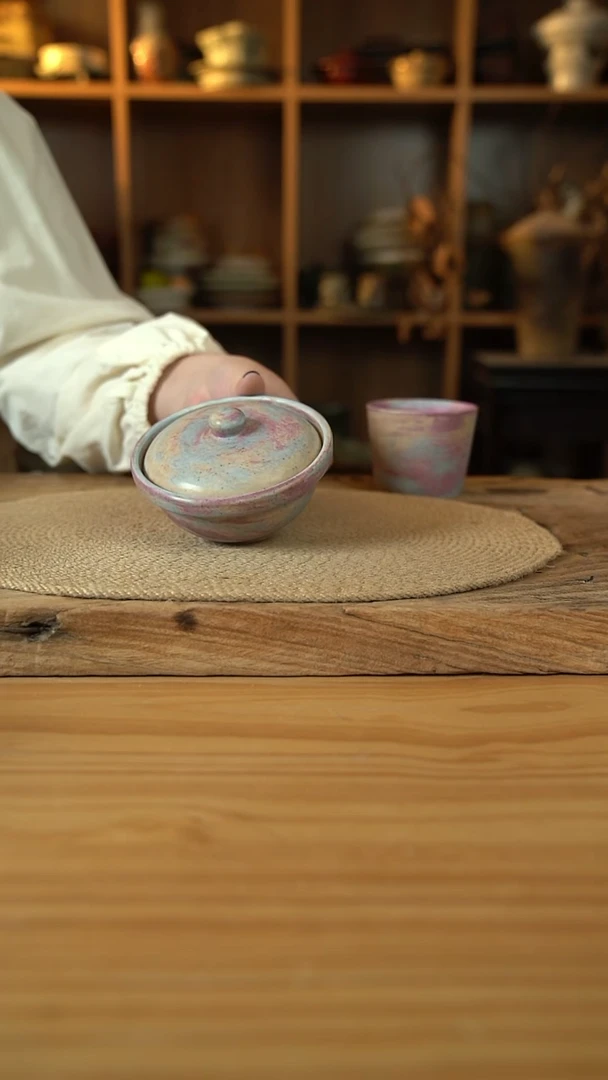 紫色系列的带盖子的小炖盅1个