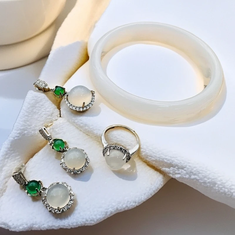 【为民珠宝】寒光之白地炎玉髓白手镯+耳饰+戒指+吊坠 （BY7574517）