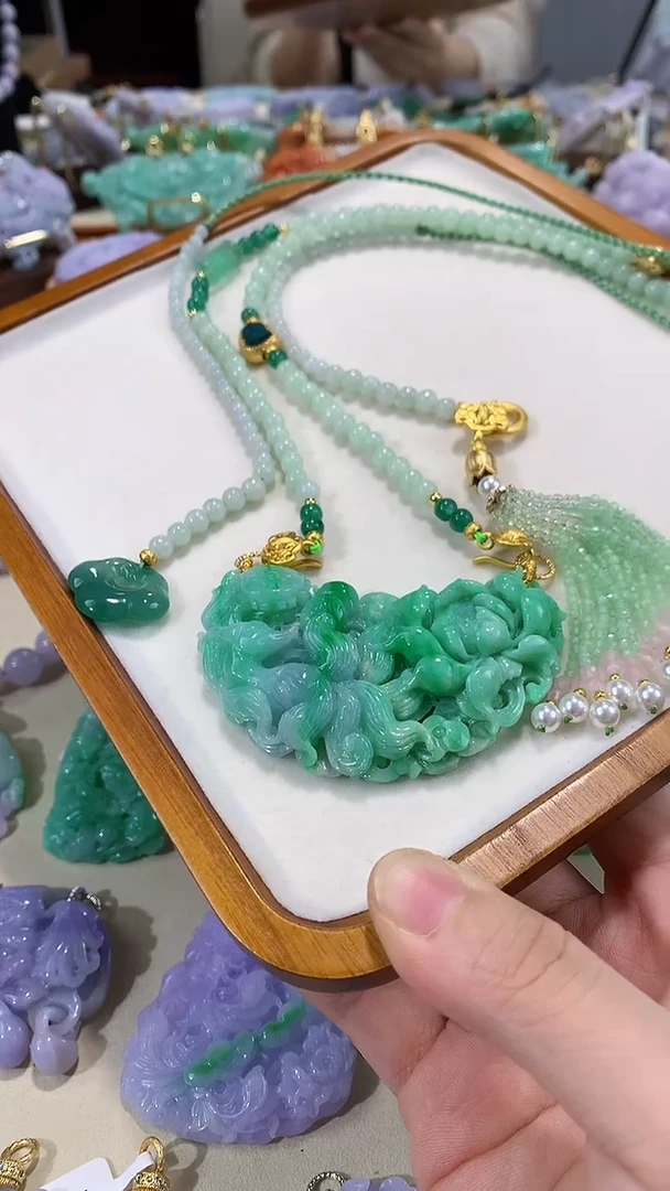 颈饰未镶嵌翡翠吊坠