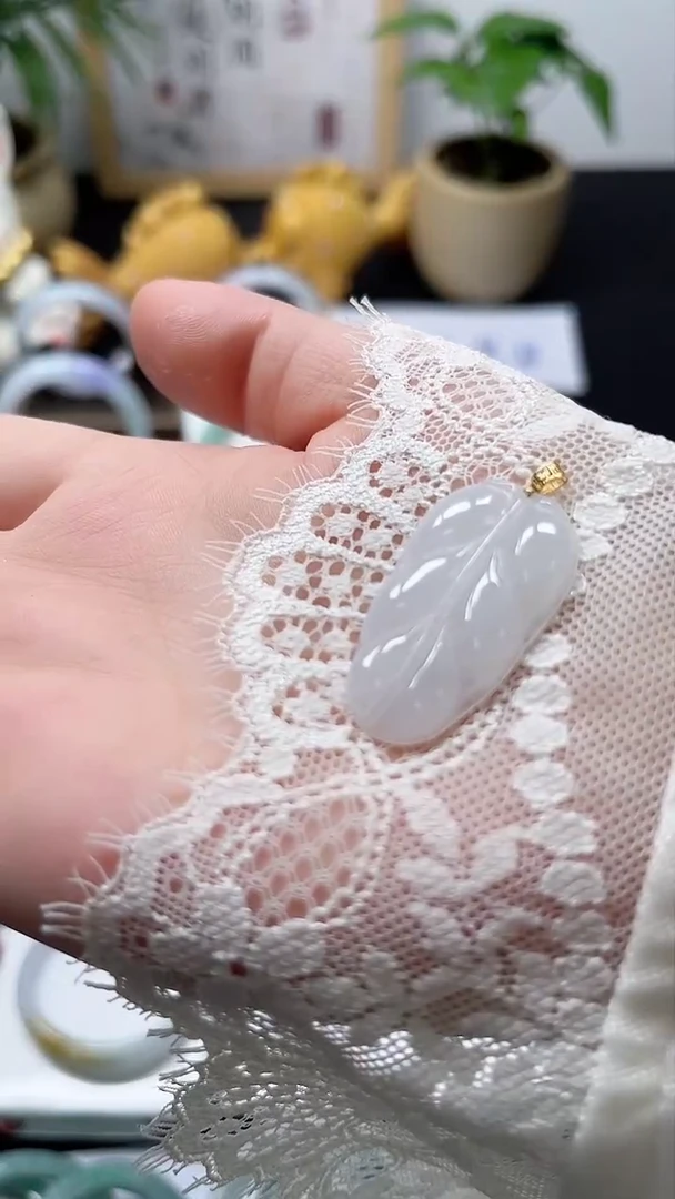 翡翠18K金镶嵌颈饰冰叶子