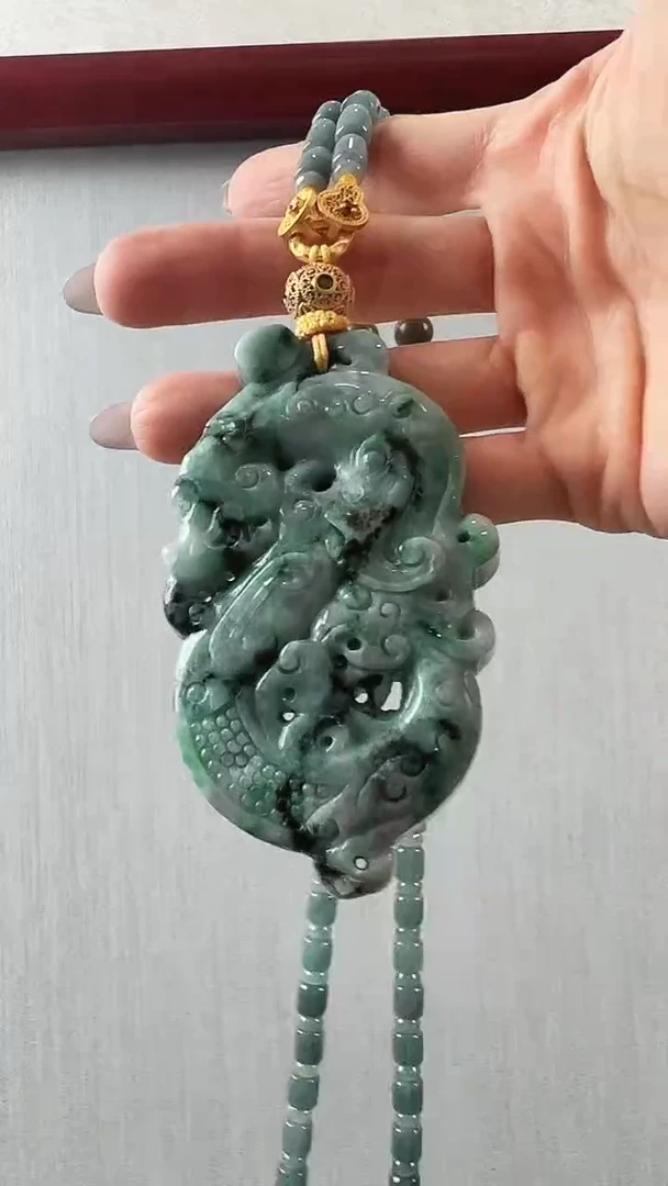 翡翠未镶嵌颈饰龙