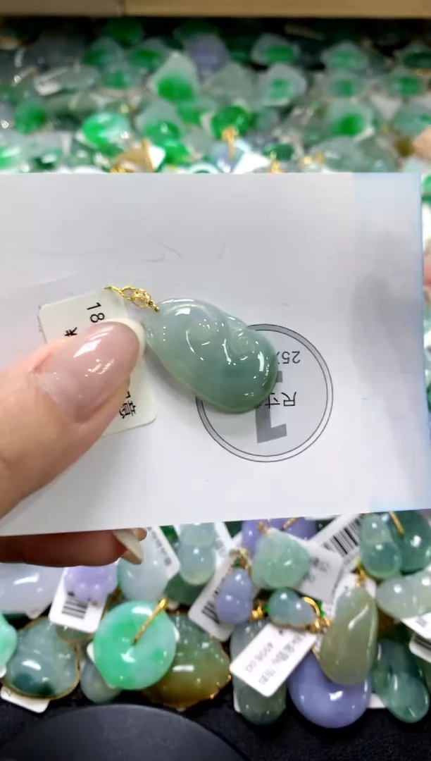 翡翠18K金镶嵌颈饰1111111111111111