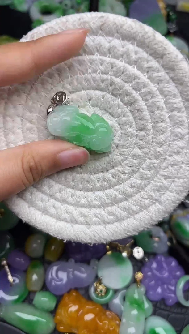 颈饰未镶嵌翡翠缅甸翡翠吊坠