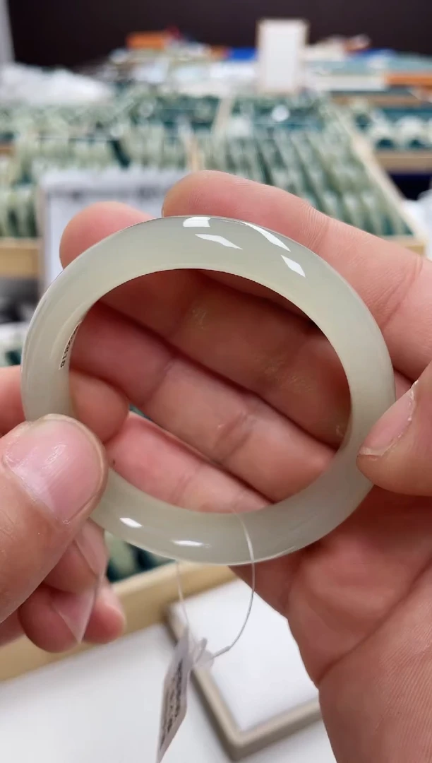 和田玉手镯未镶嵌Y***?和田玉手镯