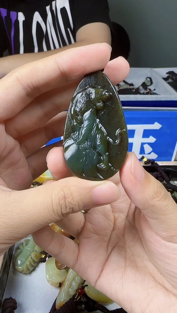 和田玉未镶嵌颈饰1