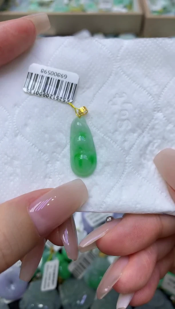 颈饰18K金镶嵌翡翠美*达天然缅甸翡翠A货
