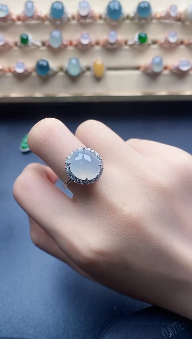 翡翠未镶嵌颈饰一物一证一礼盒