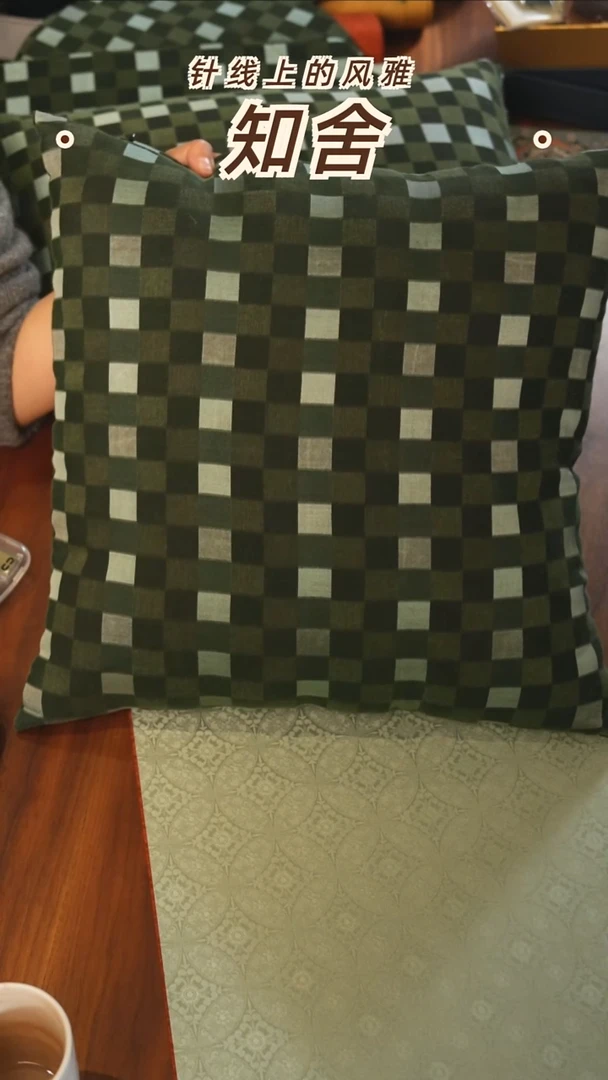 方形抱枕············