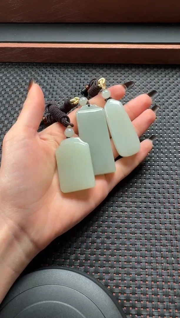 吊坠(赠链)未镶嵌和田玉且末近矿无事牌 多样性发其一