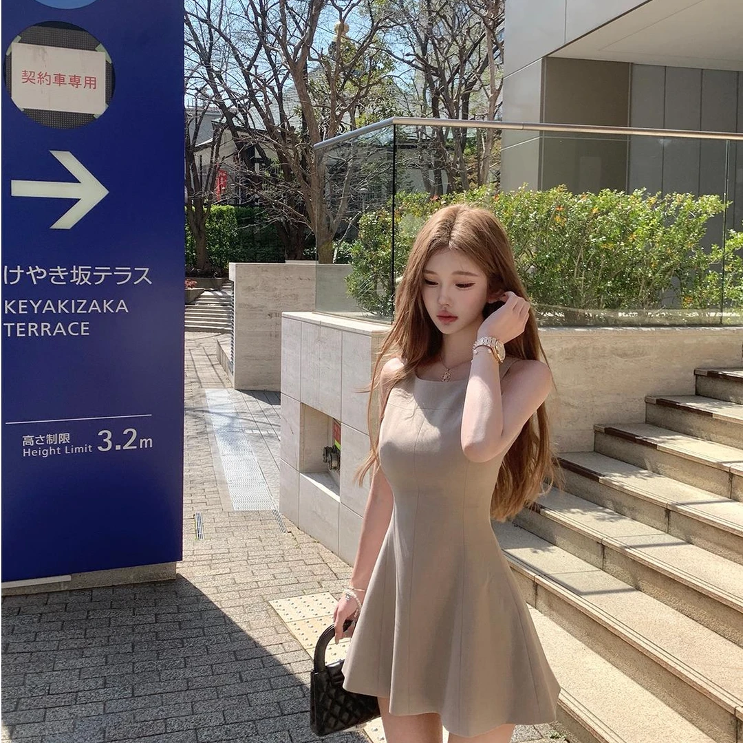 出游新款 眼泪女王 黑色无袖连衣裙女夏收腰高级感白色优雅裙子五