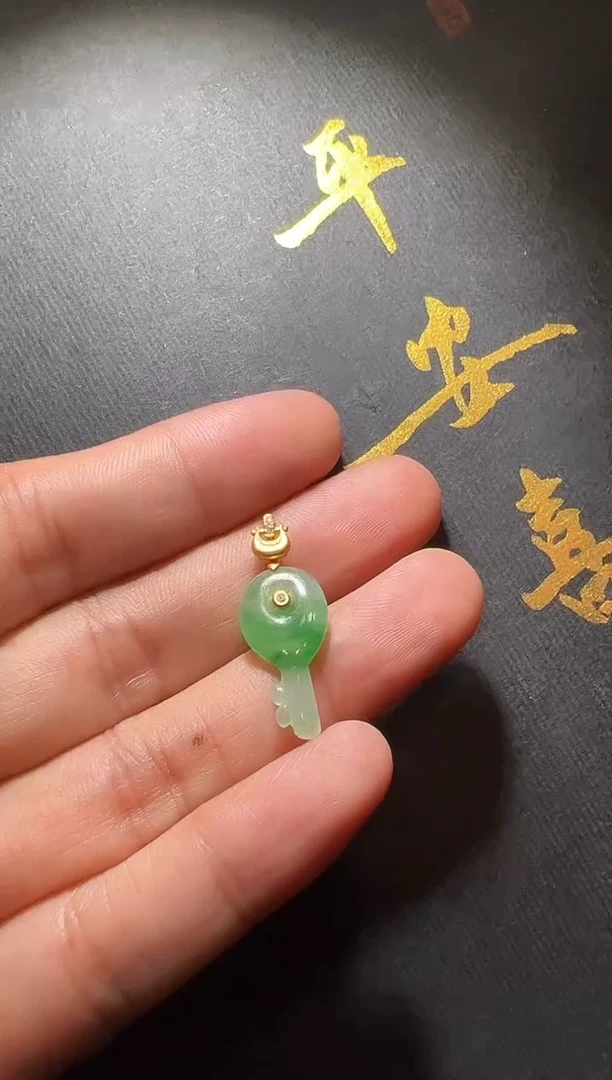 颈饰18K金镶嵌翡翠翡翠钥匙吊坠