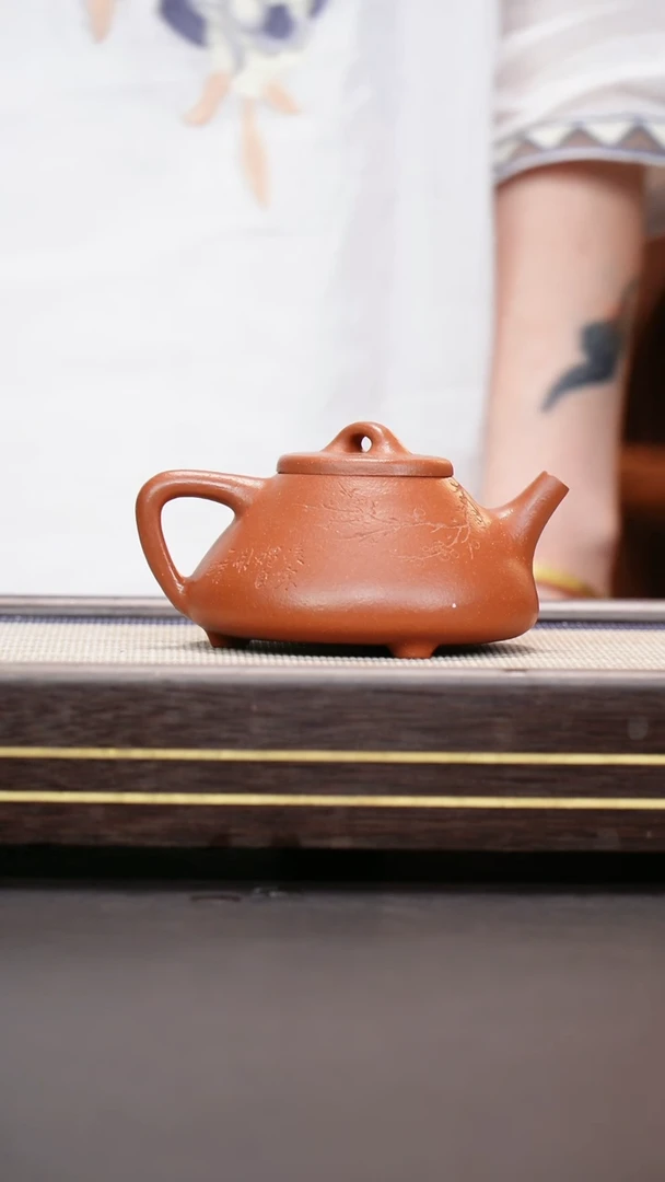 茶壶紫砂红降坡 刻绘子冶石瓢