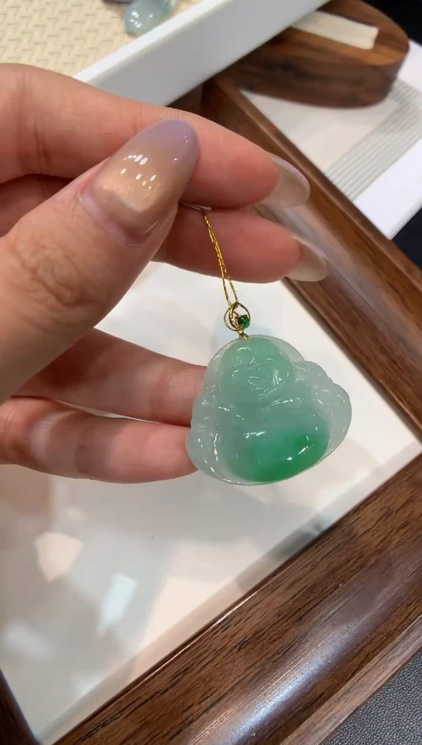 颈饰18K金镶嵌翡翠佛公