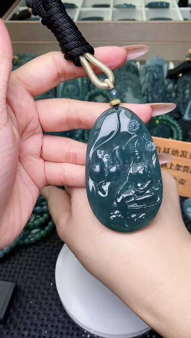 颈饰未镶嵌翡翠