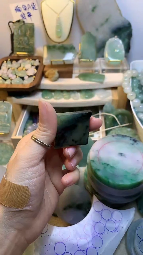未镶嵌挂件翡翠天*了 缅甸A货翡翠，没有运费险