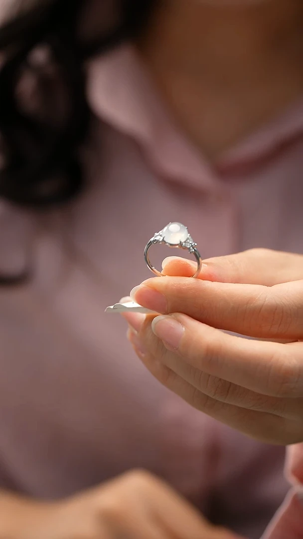 18K金镶嵌戒指翡翠蛋面戒指