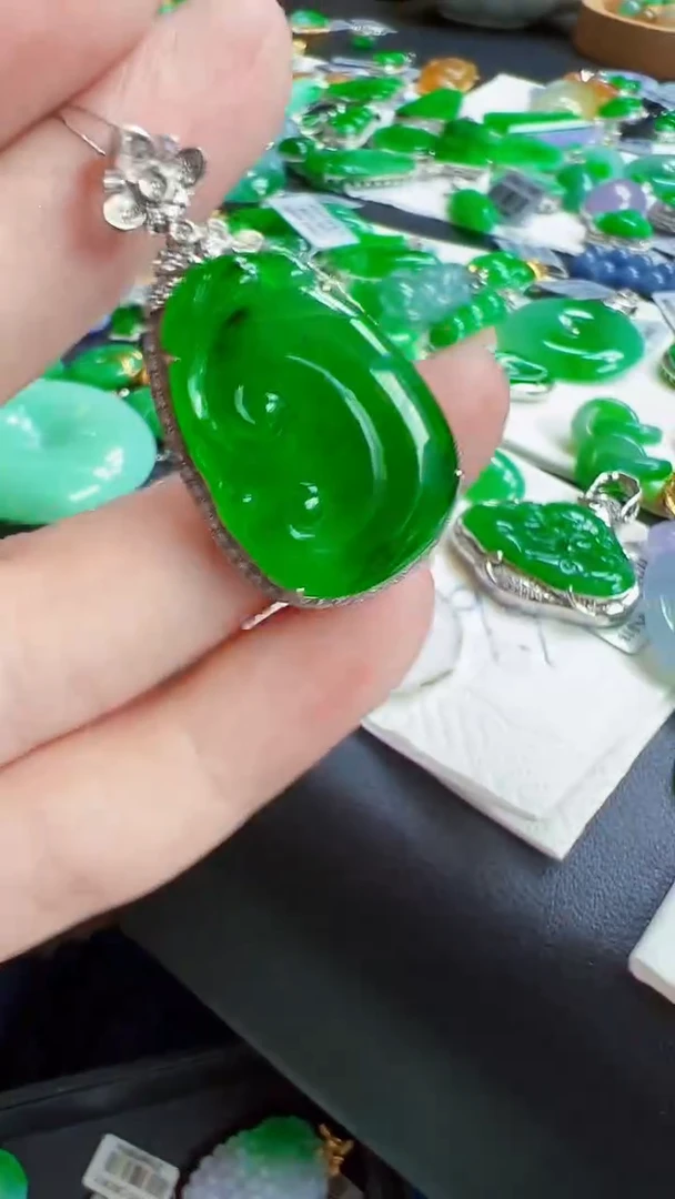 颈饰18K金镶嵌翡翠如意