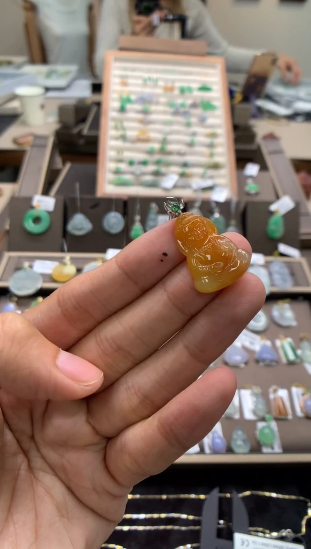 颈饰18K金镶嵌翡翠宝宝观音