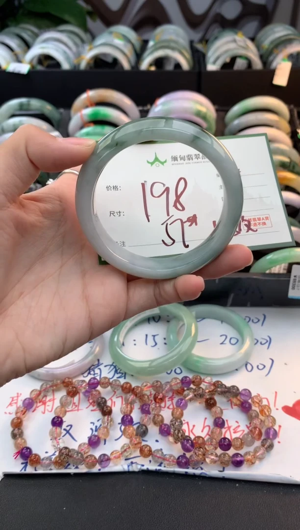 未镶嵌定制翡翠毛货需精细抛光+多人