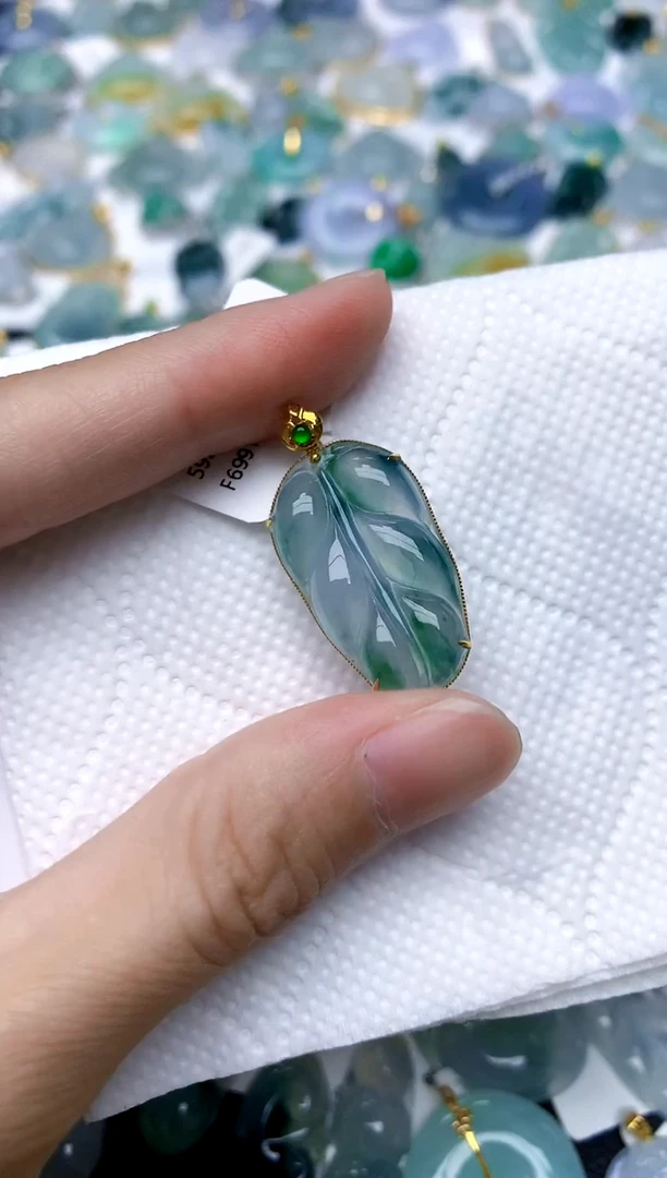 颈饰18K金镶嵌翡翠天然A货翡翠