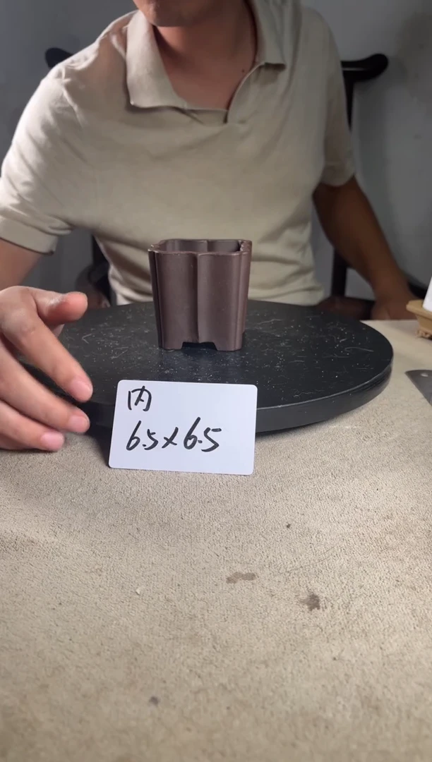 A宜兴紫砂小花盆