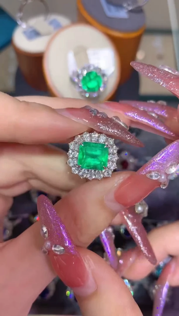 18K金镶嵌戒指祖母绿2.68CT