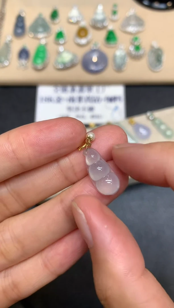 颈饰18K金镶嵌翡翠福豆【无服务费【48小时鉴赏期】