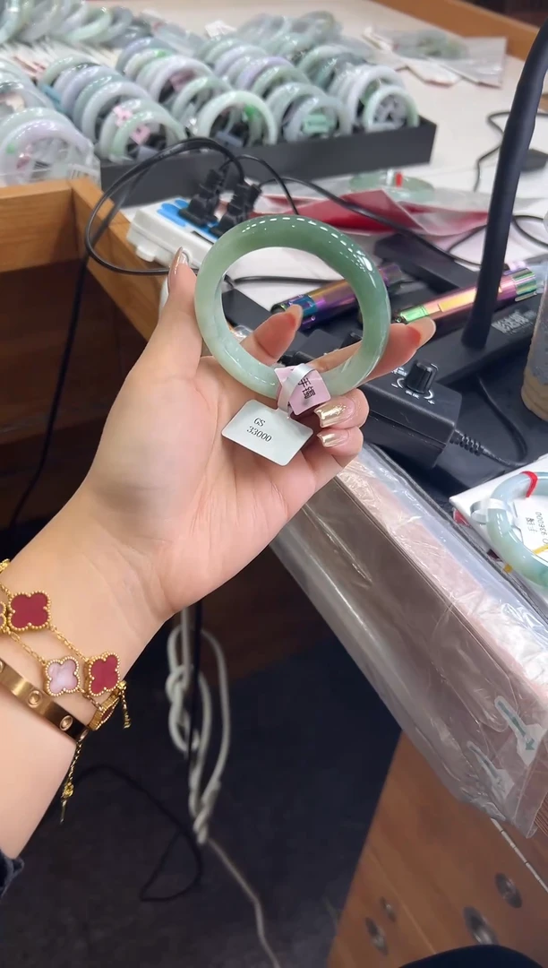 未镶嵌手镯翡翠5556 ·果绿底色半山水正圈 29