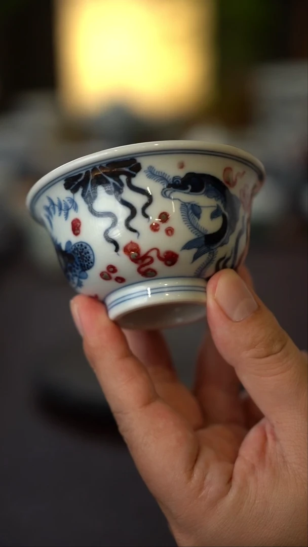 景德镇全手工手绘青花釉里红鱼藻纹压手杯
