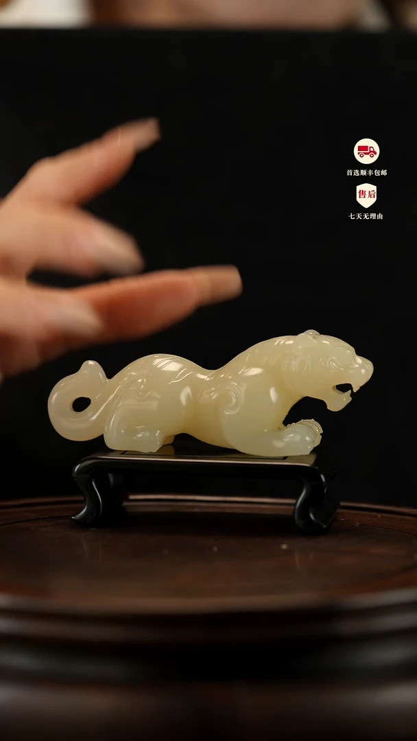 云南石竹叶青雕刻：伏虎手把件摆件镇尺