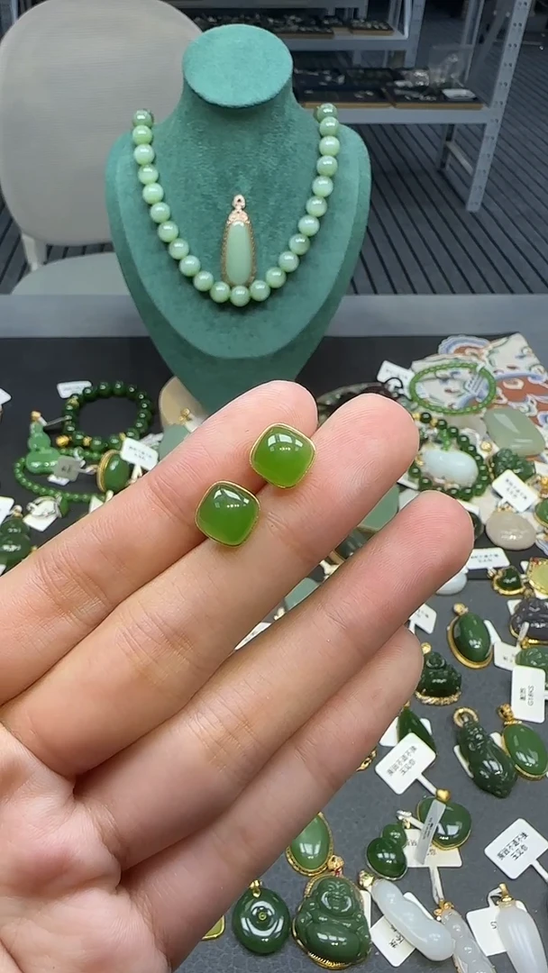 18K金镶嵌和田玉耳饰1