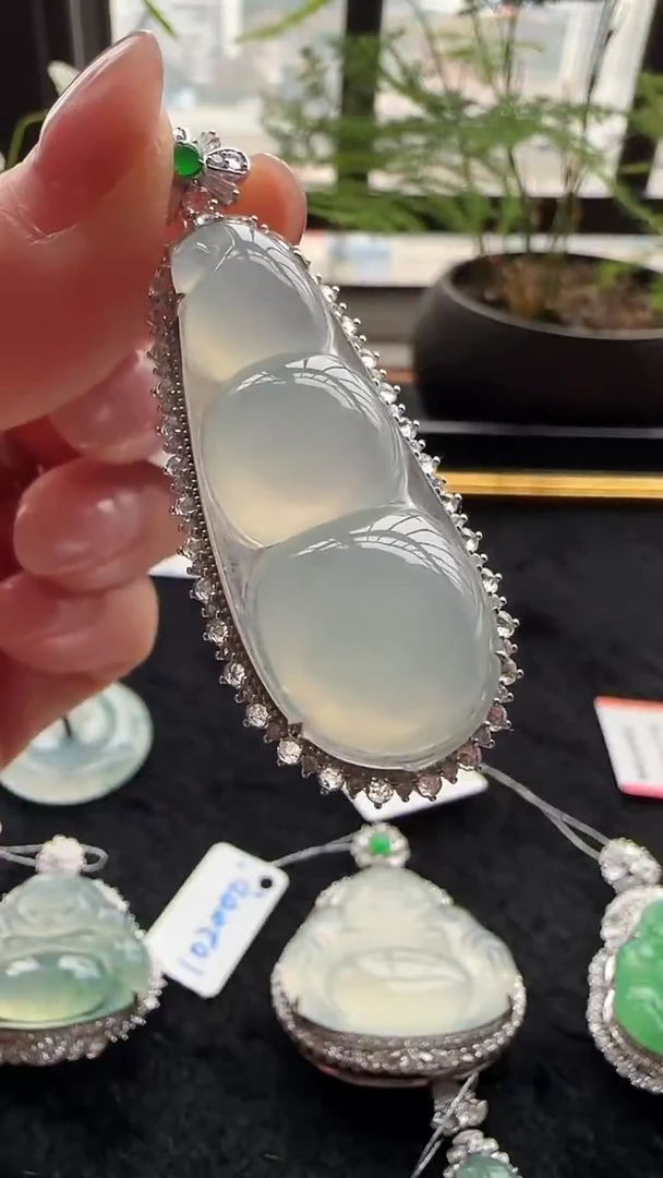 【闪购商品】翡翠吊坠(不含链)18K金镶嵌天然缅甸A货翡翠冰福豆