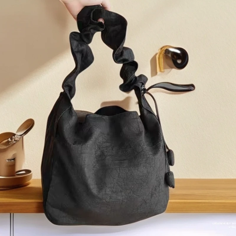 香云纱龟裂纹桑蚕丝可折叠斜挎包黑色百搭小众单肩手拎包