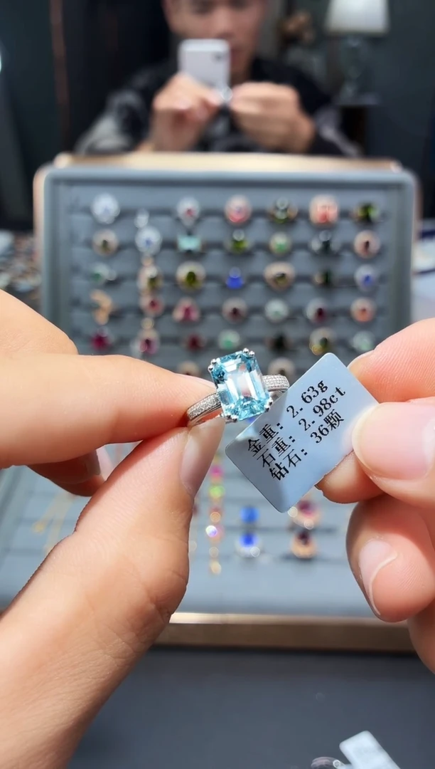 18K金镶嵌戒指海蓝宝石2.98配钻